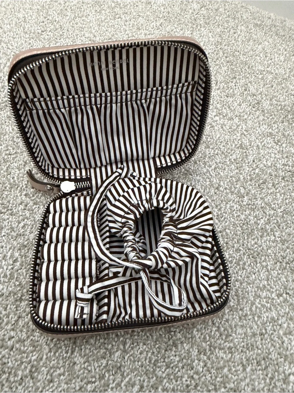 Henri Bendel jewelry case. - Picture 6 of 7